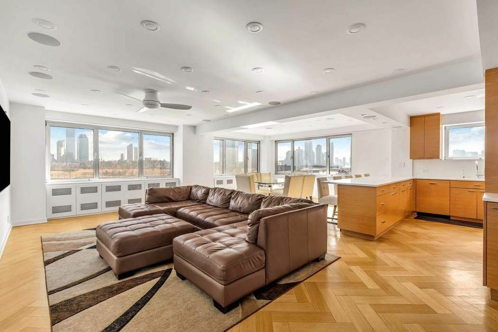 25 SUTTON Place #3G
