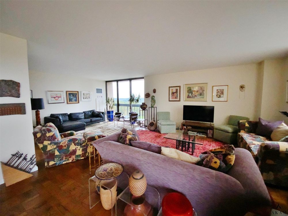 269-10 Grand Central Parkway #15E, Glen Oaks property photo 3