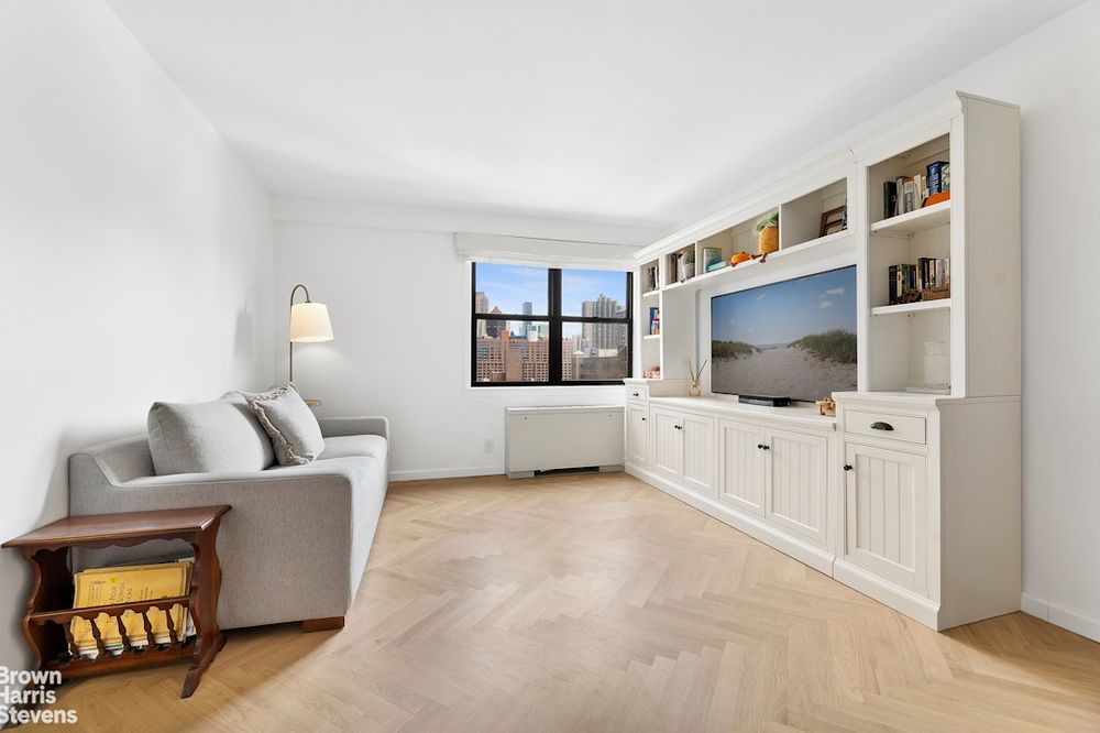 201 E 28TH Street #15L